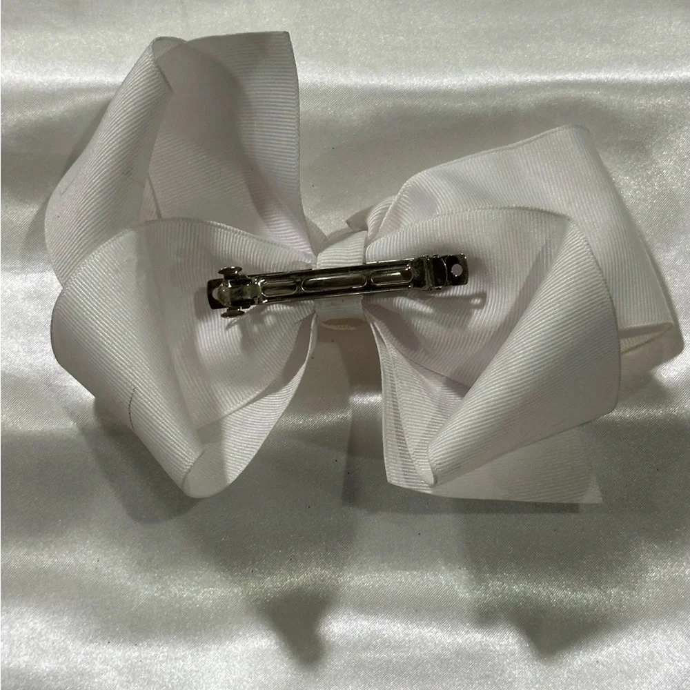 White Gross grain Hair Bow- bundle 2 or more and save on shipping.